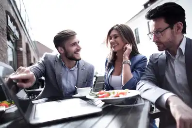 Freunde beim Mittagessen - TableBuddies